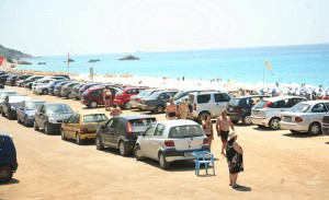 Λευκάδα – Κάθισμα: Η πιο εντυπωσιακή παραλία του Ιονίου που θεωρείται θανατηφόρα παγίδα