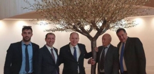 Η εμβληματική ελιά του Αμφιλοχιώτη γλύπτη Άγγελου Παναγιωτίδη κοσμεί το Olympic House της ΔΟΕ (www.zougla.gr)