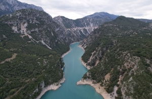 Ταξιδεύοντας με φουσκωτό στην λίμνη Κρεμαστών και στα στενά του Αχελώου! (www.iefimerida.gr)