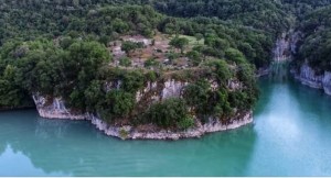 Το άγνωστο αρχαίο κάστρο στα «φιόρδ» του Αχελώου – Ένας ιστορικός θησαυρός (vid)