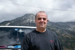 Μία μέρα με έναν υπαίθριο πωλητή παπουτσιών στα ορεινά χωριά της Αιτωλοακαρνανίας (www.lifo.gr)