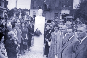 Η πρώτη προτομή του Κώστα Χατζόπουλου στο Αγρίνιο και η.... περιπέτειά της