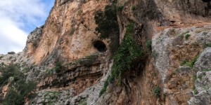 Ο Άγιος Νικόλαος o Κρεμαστός στην Αιτωλοακαρνανία: ένα από τα μεγαλύτερα σπήλαια στα Βαλκάνια (βίντεο)