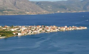 Μύτικας: Το μικρό ψαροχώρι της Ελλάδας που μοιάζει σαν να επιπλέει στο νερό (www.dinfo.gr)